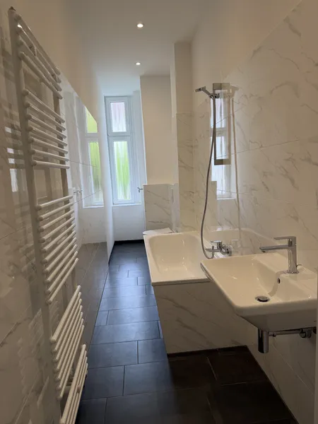 Erstbezug Komplettmodernisierung 2 Zimmer Altbauwohnung — photo 1